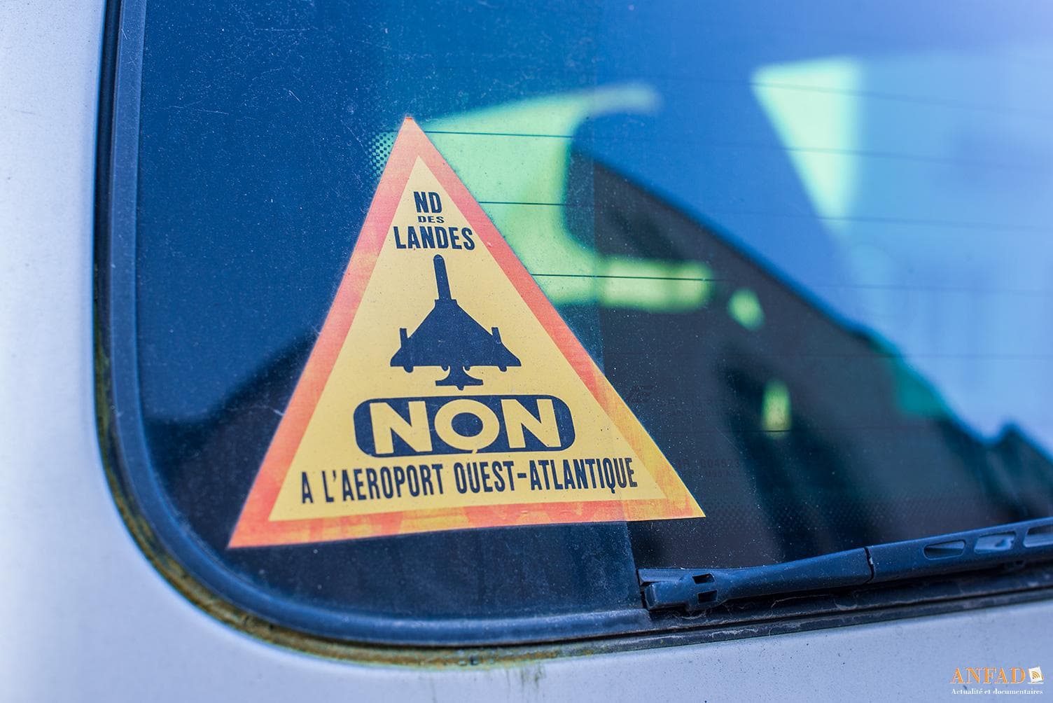 Un autocollant sur une voiture