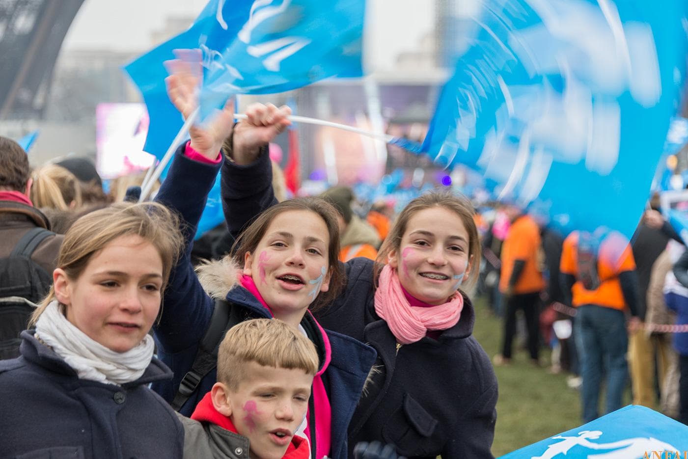 Manifestation pour tous - Des jeunes devant la tour Eiffel