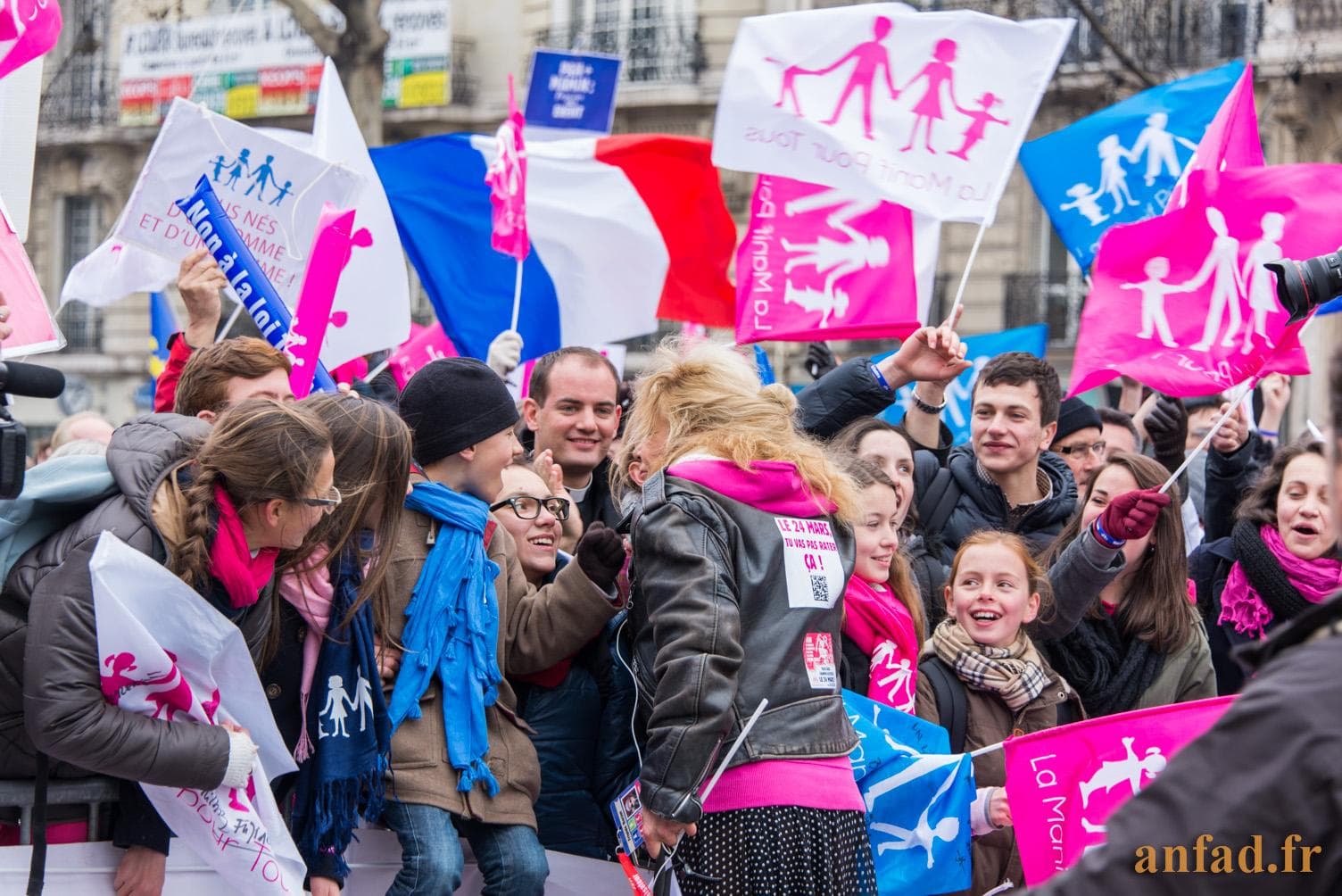 Manifestation contre le mariage homosexuel 24 mars 2013 - Frigide Barjot salut les manifestant place Charles-de Gaulle - 24/03/2013 12:46