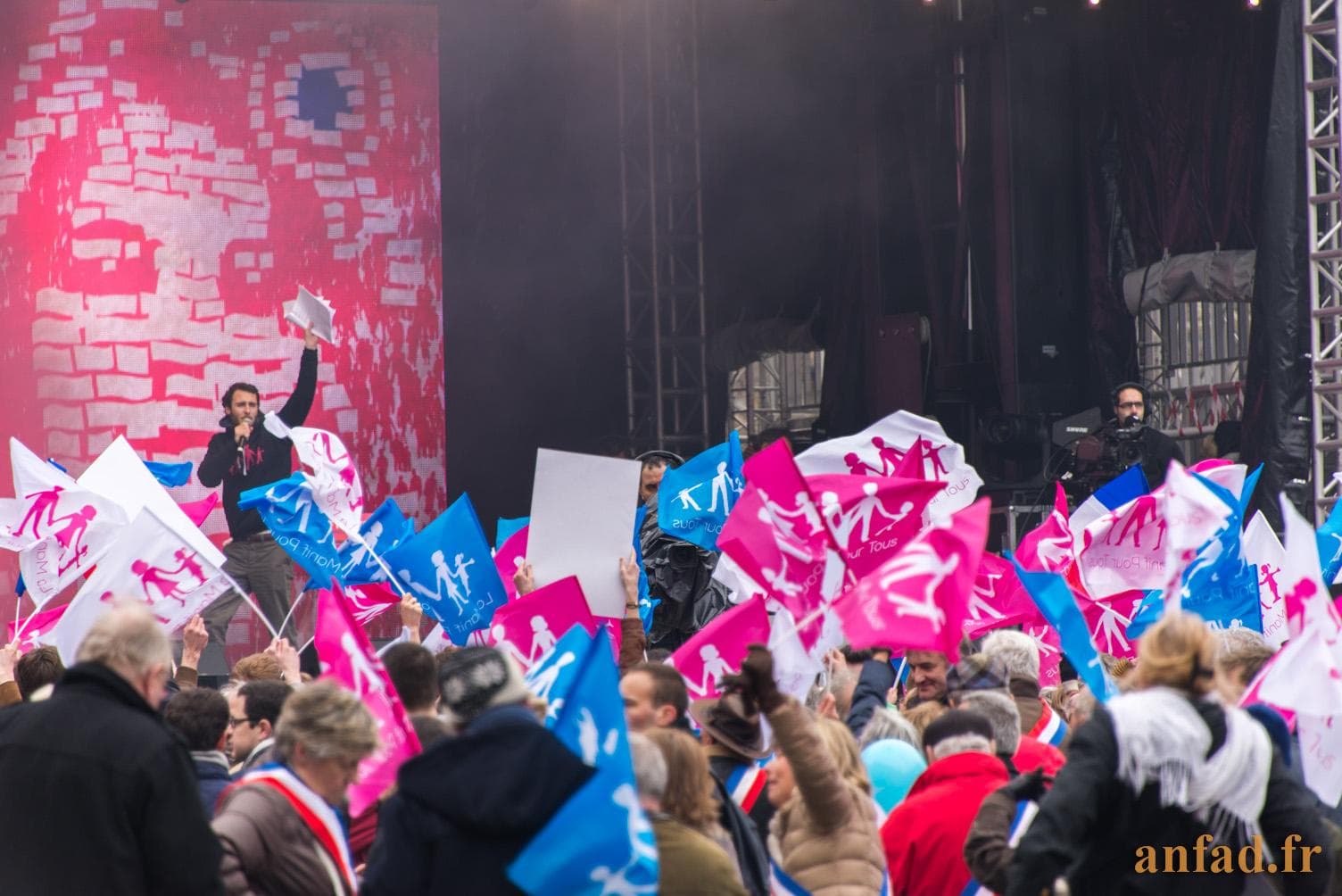 Manifestation contre le mariage homosexuel 24 mars 2013 - La scène place Charles-de-Gaulle (les drapeaux sont tenus par les élus) - 24/03/2013 14:07