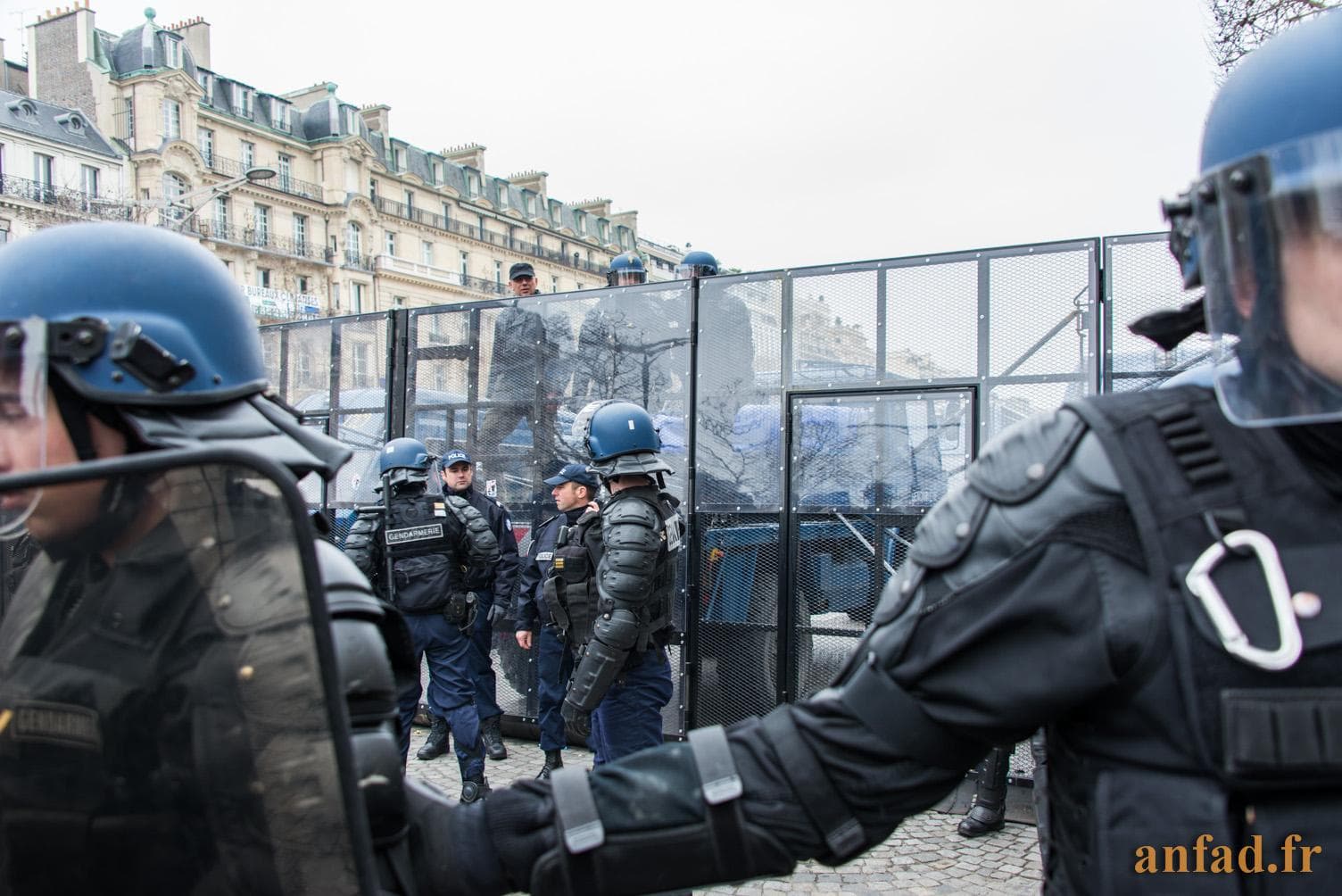 Manifestation contre le mariage homosexuel 24 mars 2013 - Barrage de la gendarmerie en haut de l'avenue des Champs-Élysées - 24/03/2013 16:11