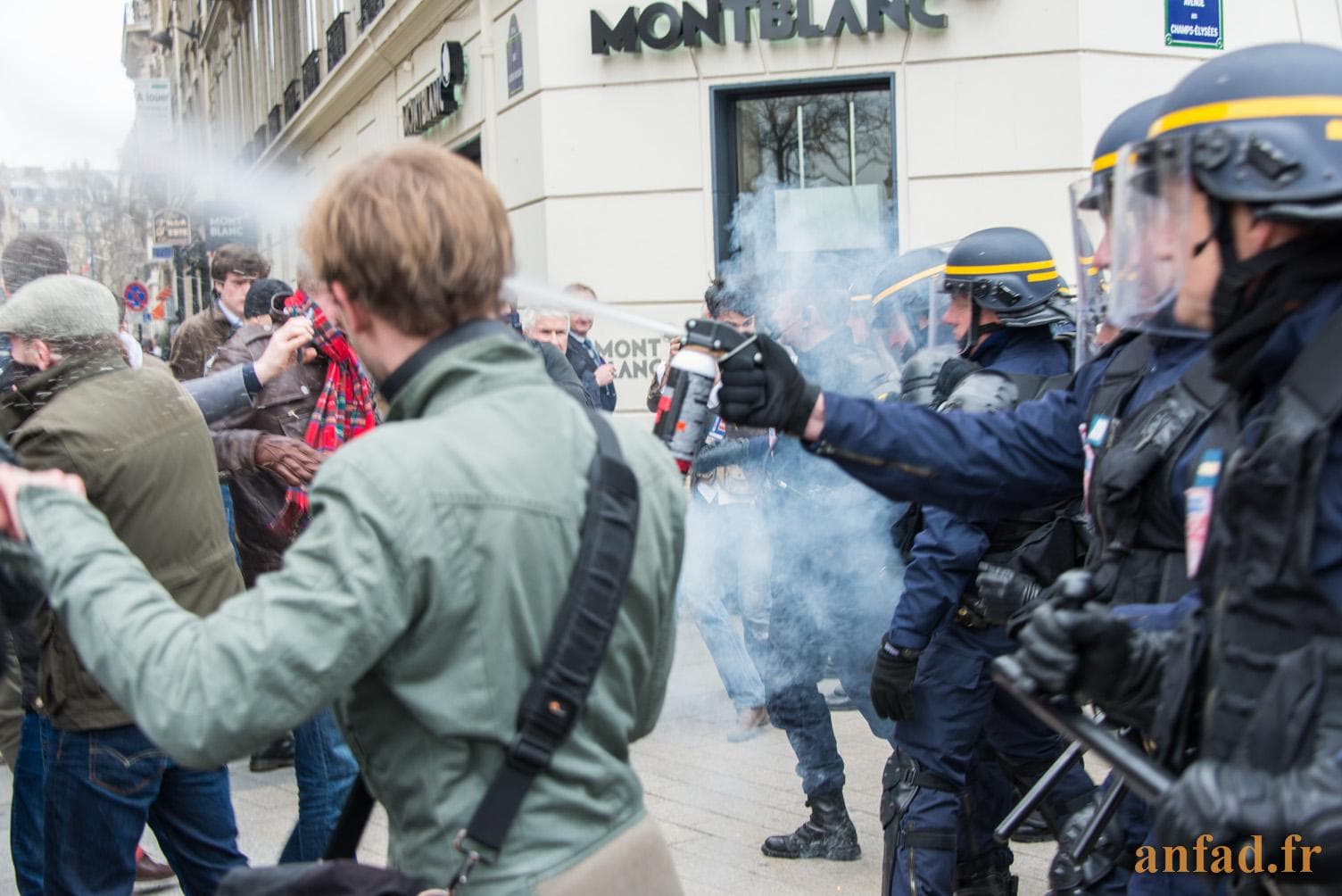 Manifestation contre le mariage homosexuel 24 mars 2013 - Des CRS projettes des gaz lacrymogènes sur la foule - 24/03/2013 16:17