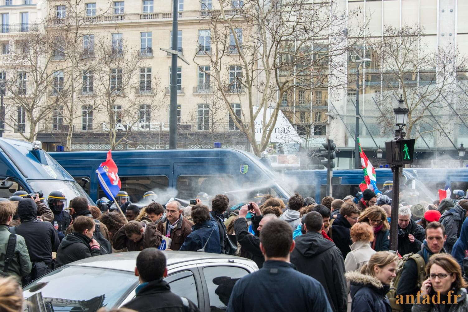 Manifestation contre le mariage homosexuel 24 mars 2013 - Des CRS projettes des gaz lacrymogènes sur la foule devant les Champs-Élysées - 24/03/2013 16:46