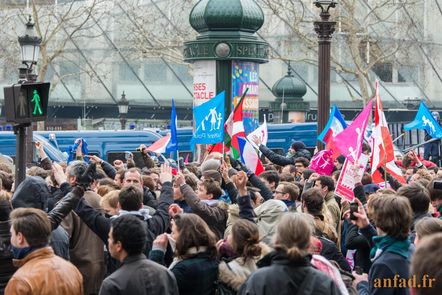 Manifestation contre le mariage homosexuel 24 mars 2013 - Devant le barrage de police, en haut des Champs-Élysées, les manifestants chantent la marseillaise - 24/03/2013 16:48